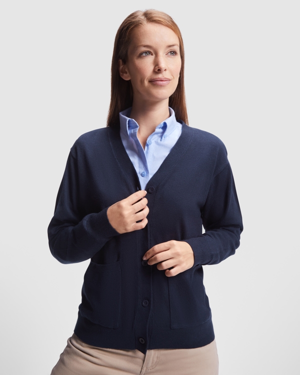 Finstrikket cardigan med V-hals og knappelukking foran med fem ton-i-ton-knapper.