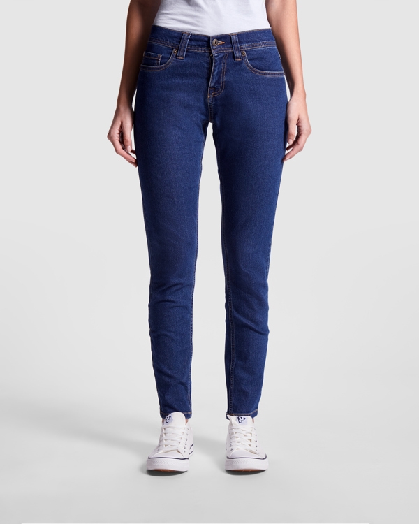 Jeans til dame i regular fit med middels høyt liv.