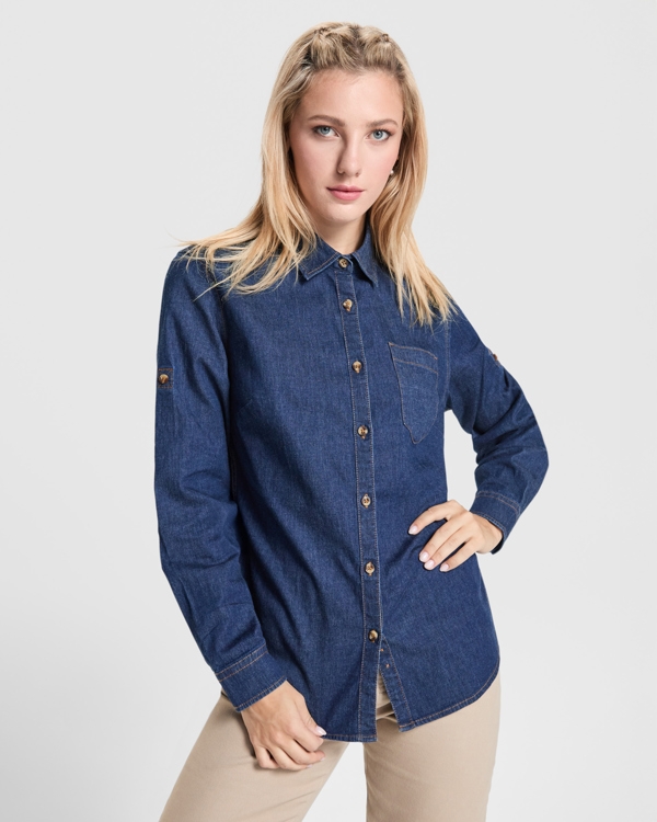 Langermet denimskjorte til dame med lett figursydd passform og stretch for god bevegelighet.